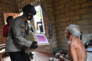 Inspiratif, Polres Tanjungpinang Blusukan Bagi Sembako dan Masker