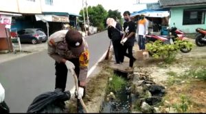 Antisipasi Banjir, Bhabinkamtibmas Bersama Warga Gotong Royong