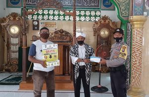 Perduli Terhadap Masyarakat, Bhabinkamtibmas Kel. Kemboja Beri Bantuan Masker Ke Masjid