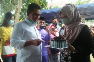 Usai Kampanye Ansar Ahmad, Hj Dewi Kumalasari Dapat Kejutan Kue Ulang Tahun