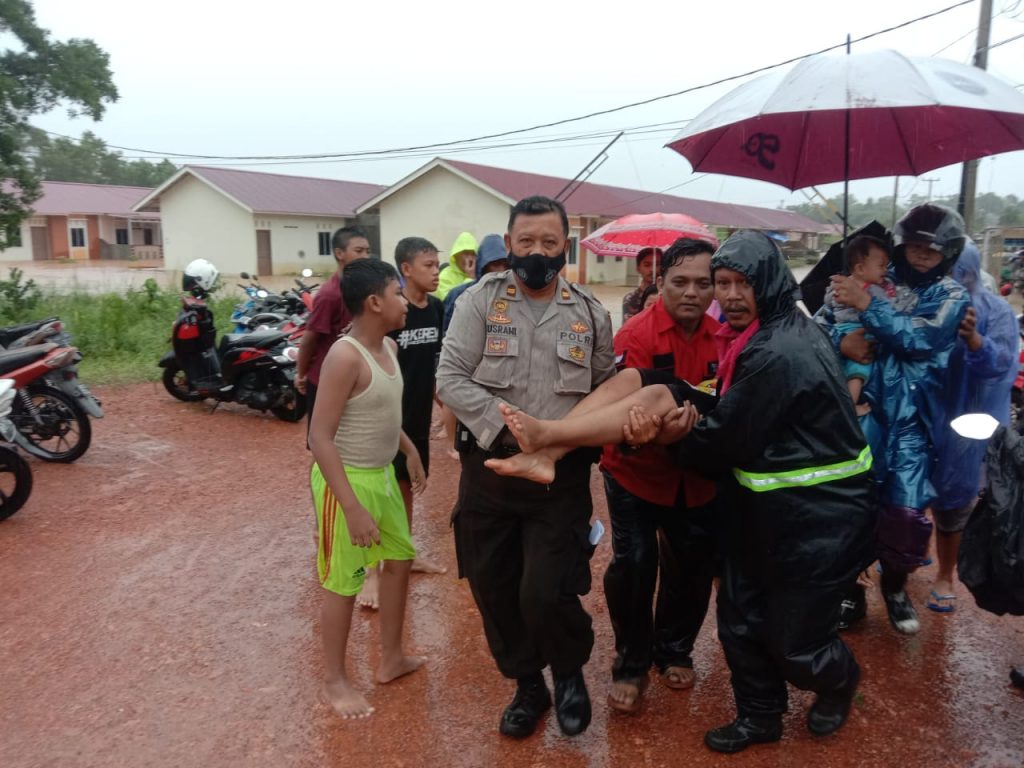 Sat Sabhara Polres Tanjungpinang Bantu Evakuasi Korban Banjir