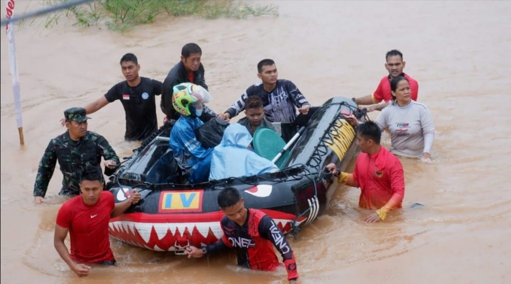 Marinir Tanjungpinang Evakuasi Warga Terdampak Banjir