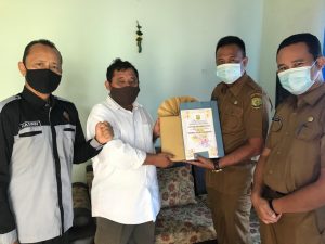 Bentuk Terima Kasih, Lurah Kampung Bulang Berikan Penghargaan Kepada Mantan RT/RW Kampung Bulang