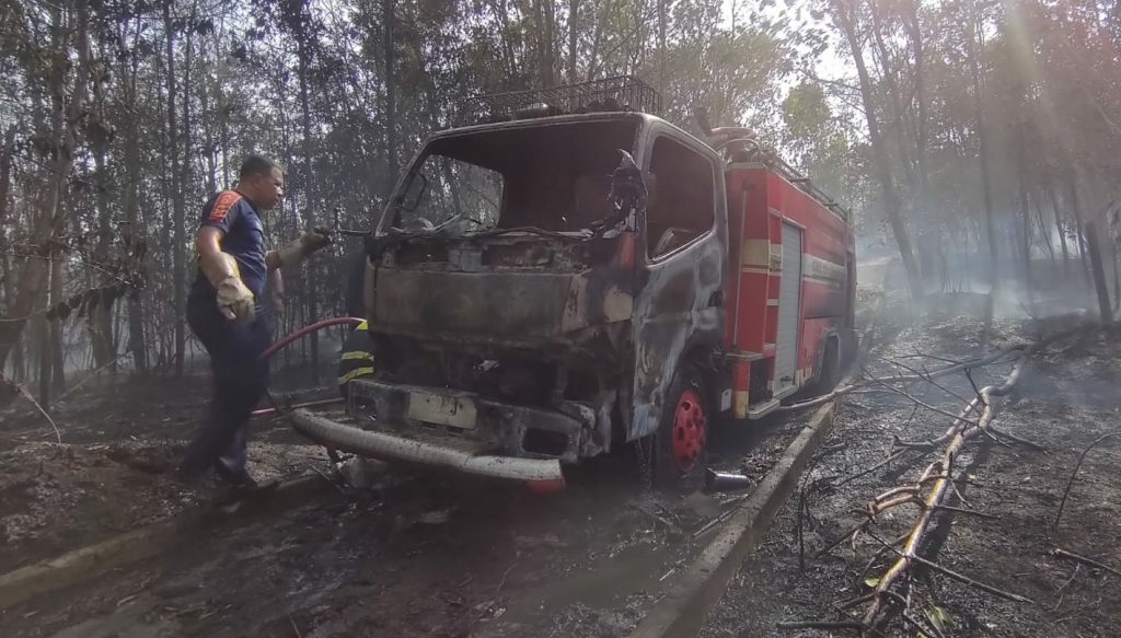 Berjibaku Padamkan Api, Empat Personil Damkar Nyaris Jadi Korban