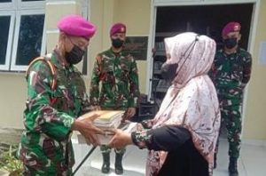 HUT Korp Marinir Ke-76 Perpustakaan Lingga Terima Bantuan Buku