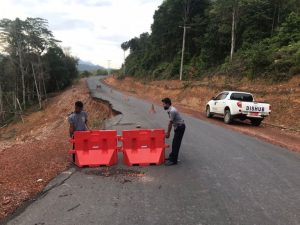 Tindaklanjuti Keluhan Warga, Dishub Lingga Pasang Rambu Pembatas di Jalan Longsor Bukit Bayi