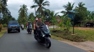 Ditengah Cuaca Gerimis, Roby Datangi Rumah Warga Bagikan Paket Sembako