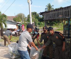 Babinsa Koramil/04 Moro Goro Bersama Masyarakat