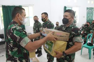 Dandim 0317/TBK Berikan Bingkisan Lebaran Kepada Prajuritnya