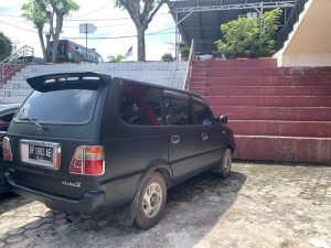 Mobil Kijang Pelangsir Solar Di SPBU Batu Tiga Diduga Menggunakan Plat Bodong