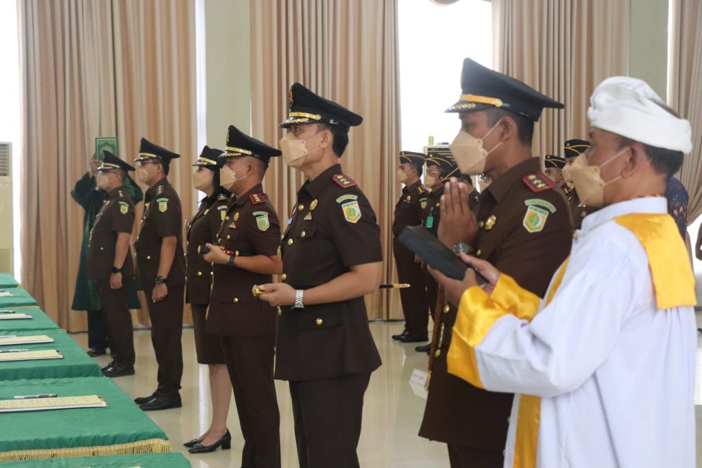 Gerry Yasid Melantik 6 Pejabat Baru di Lingkungan Kejati Kepri