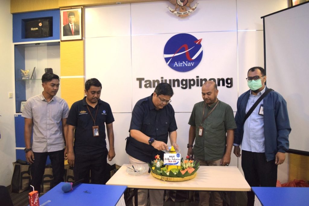 HUT Ke-10, AirNav Cabang Tanjungpinang Bagikan Ratusan Sembako dan Buku