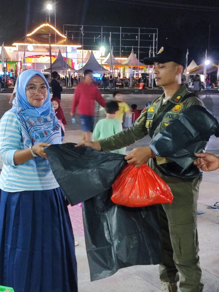 HUT Kepri Ke-20, Satpol PP Provinsi Bagikan Kantong Sampah Gratis Kepada PKL Taman Sirih