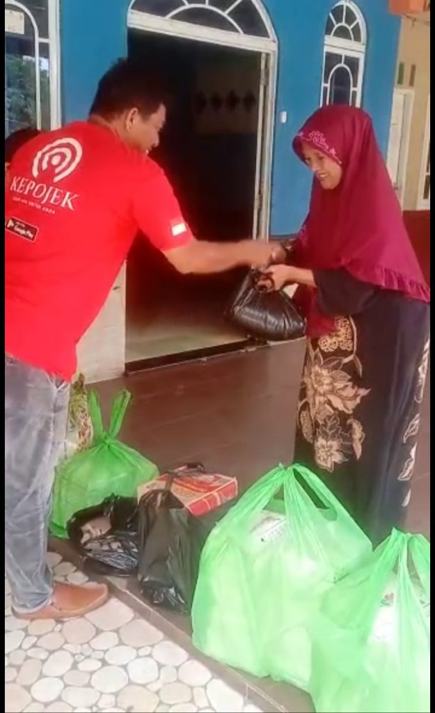 Sisihkan Penghasilan Untuk Anak Yatim Kepojek Sambangi Panti Asuhan Warul Ilmi