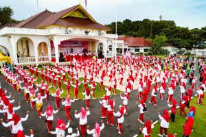 Gubernur Ansar Lepas Jalan Santai Peringati Hari Jantung Sedunia