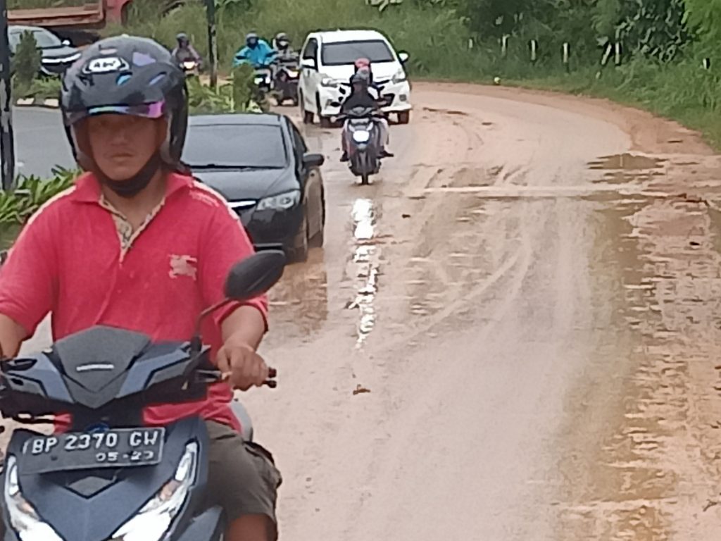 Penyimpanan Alat Berat dan Truk Trailer di Batu 8 Ancam Keselamatan Pengendara