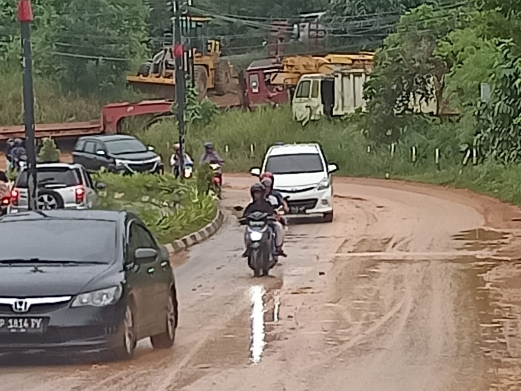 Jalan Berlumpur dan Berdebu Akibat Aktivitas Truk Trailer di Batu 8, Sekdako: Kita Turunkan Tim