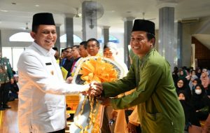 Gubernur Ansar Serahkan Bantuan Untuk Mubaligh di 5 Kecamatan di Batam