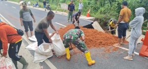 Tak Ingin Aktivitas Warga Terganggu, AW dan Perangkat Desa Goro Bersama Warga