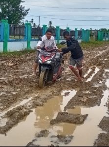 Akses Jalan ke SMA Negeri 3 Putra Bangsa Lhoksukon Rusak Parah