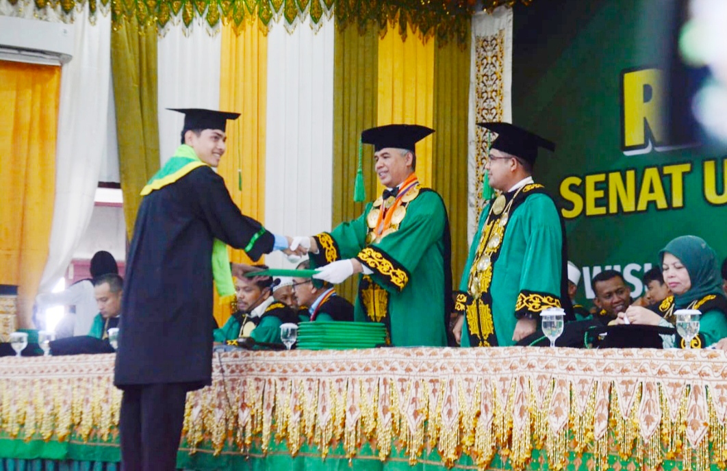 Rektor Universitas Malikussaleh Prof Herman Fithra menyerahkan Ijazah kepada Mohd Reza Bahlia wisudawan lulusan kedokteran di Lhokseumawe, Rabu (15/3/2023).