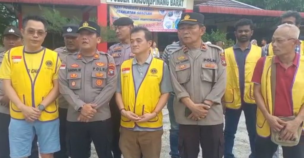 Polsek Tanjungpinang Barat Serahkan Bantuan Kepada Siswa-siswi Kurang Mampu