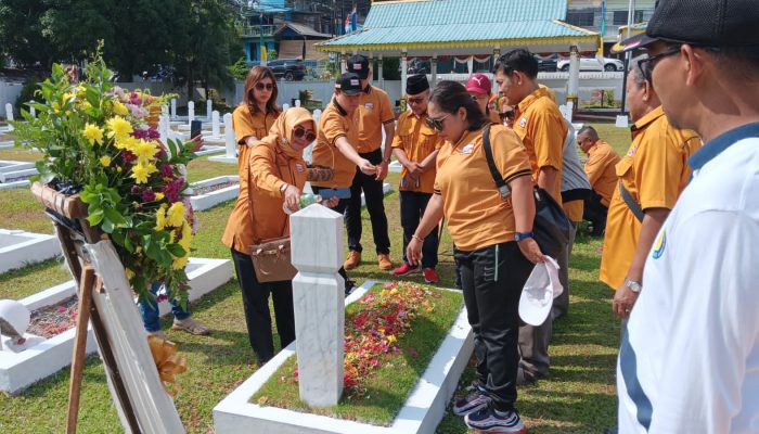 Sempena HUT RI, Pengurus dan Bacaleg Hanura Tabur Bunga di Makam Pahlawan