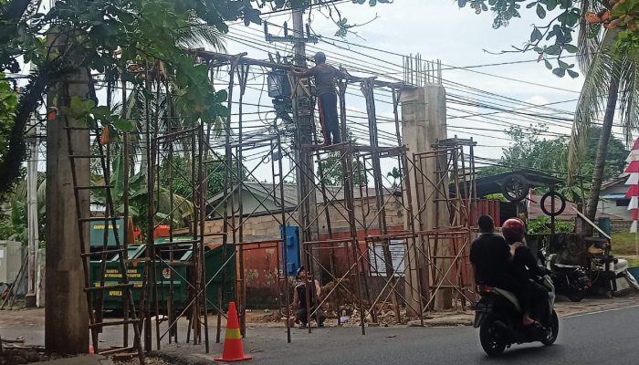 Pengerjaan Gapura Jalan Kartika Molor, Konsultan Pengawas ‘Buang Badan’