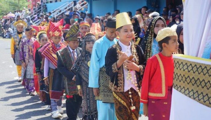 SDN 002 Singkep Pertahankan Juara 1 Pawai Karnaval, Ini Konsep yang Dibawakan