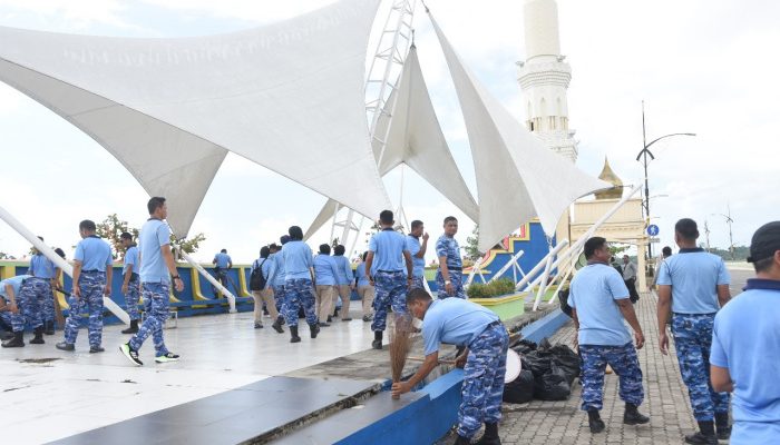 Hari Jadi ke-21 Kepri, Personel Lanud RHF Bersih-Bersih di Sepanjang Jembatan HM. Sani Tanjungpinang