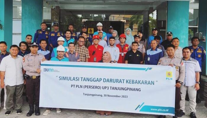 Damkar Tanjungpinang Gelar Simulasi Penanggulangan Kebakaran di Kantor PLN UP3 Tanjungpinang