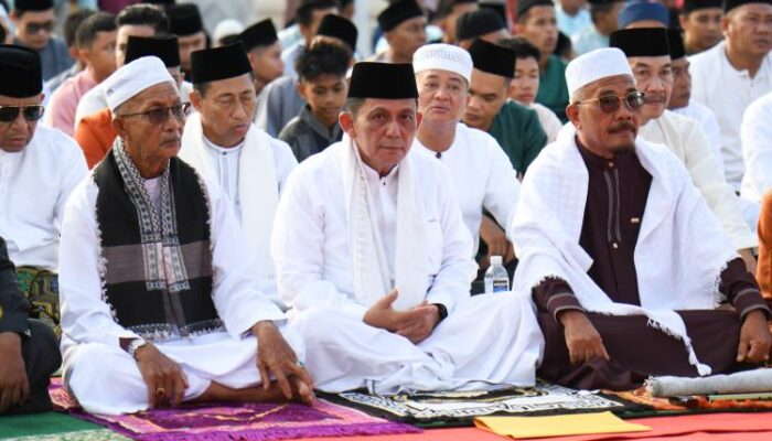 Gubernur Ansar Ahmad Menjadi Khatib Shalat Idul Fitri di Daik, Lingga